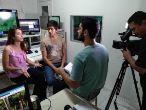 Os estudantes Ianka e Davi conversam com o diretor de programação da TV Viçosa, Felipe Menicucci